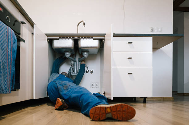 Professional Leak Detection technician working in Saratoga, IN